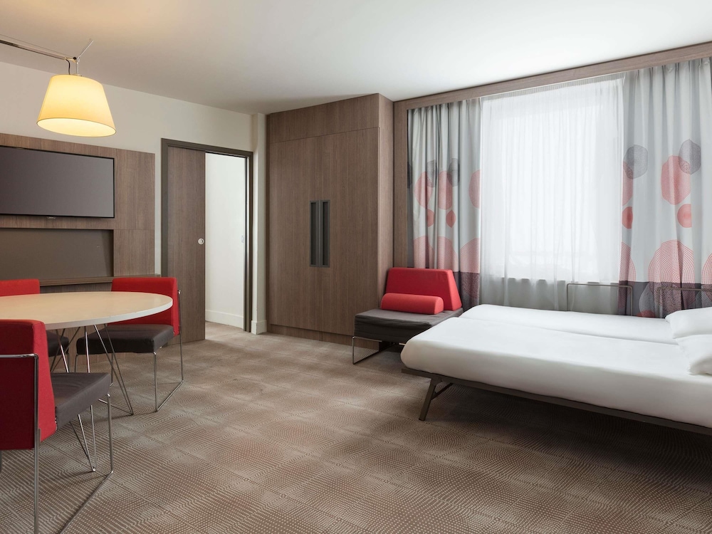 Suite Junior con vistas a la Torre Eiffel del hotel Novotel Paris Saint Denis Stade Basilique. Foto 8