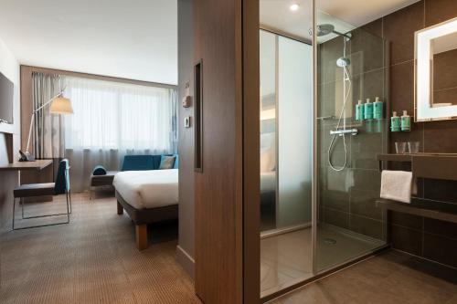 Habitación Superior para no fumadores con 1 cama doble y sofá del hotel Novotel Paris Saint Denis Stade Basilique. Foto 13
