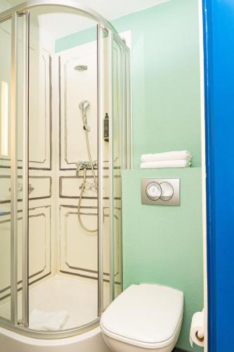 Habitación Standard con 2 camas individuales y una litera del hotel Ibis Budget Marne-la-Vallée Noisy-le-Grand. Foto 8