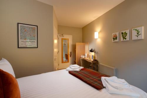 Habitación Superior con cama extragrande del hotel The Royal Foundation Of St Katharine. Foto 1