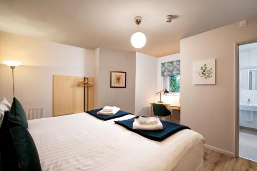 Habitación Deluxe con cama extragrande del hotel The Royal Foundation Of St Katharine. Foto 3