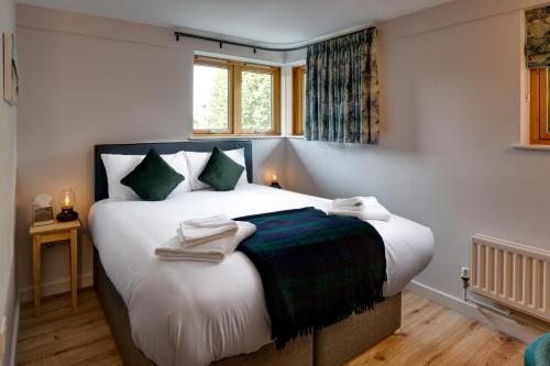 Habitación con cama extragrande. del hotel The Royal Foundation Of St Katharine