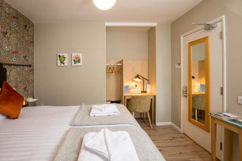 Habitación con cama extragrande. del hotel The Royal Foundation Of St Katharine. Foto 4