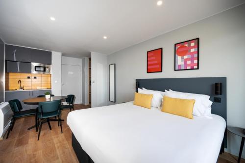 Apartamento 1 habitación Accesible 2 Camas individuales 1 Cama doble kitchenette del hotel Staycity s, Paris Gare De L'est. Foto 5