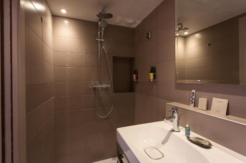 Dos habitaciones contiguas del hotel Vic Eiffel. Foto 3