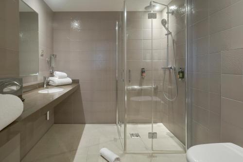 Habitación Superior con cama grande y sofá del hotel Vic Eiffel. Foto 2