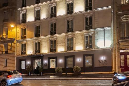 Habitación Superior con cama grande y sofá del hotel Vic Eiffel. Foto 3