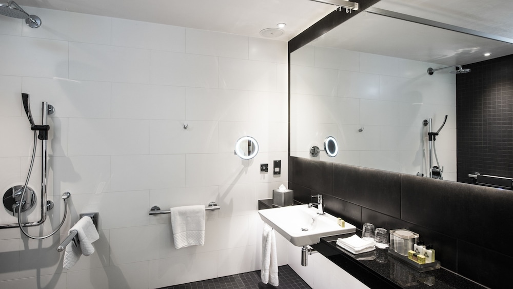Habitación clásica, 1 cama de matrimonio grande, accesible para personas con discapacidad del hotel Intercontinental London - The O2, An Ihg. Foto 10