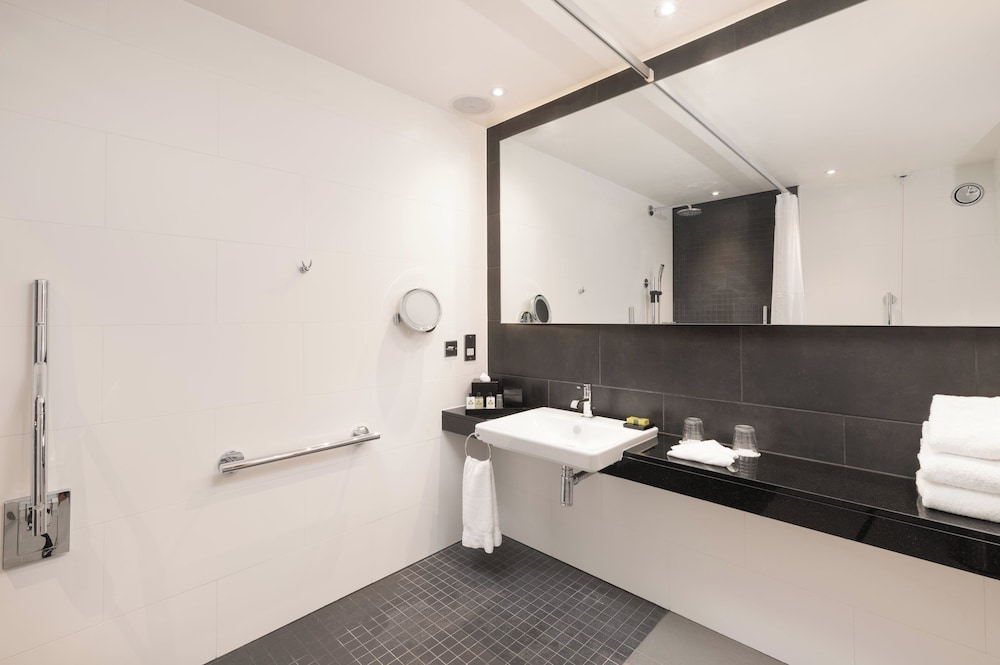 Habitación clásica, 1 cama de matrimonio grande, accesible para personas con discapacidad del hotel Intercontinental London - The O2, An Ihg. Foto 13