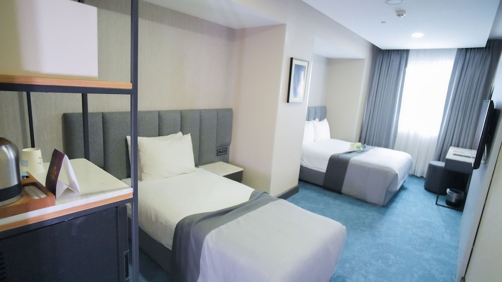 Habitación triple estándar del hotel Dosso Dossi Hotels Old City. Foto 1