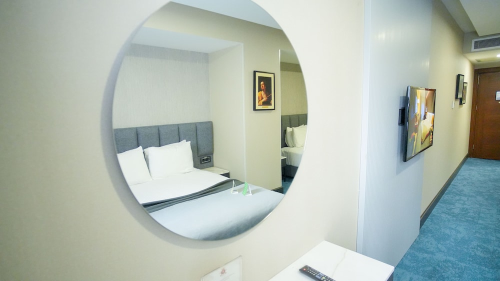 Habitación triple estándar del hotel Dosso Dossi Hotels Old City. Foto 5