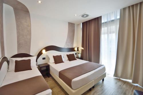 Habitación Triple Superior del hotel Luxor Florence. Foto 6