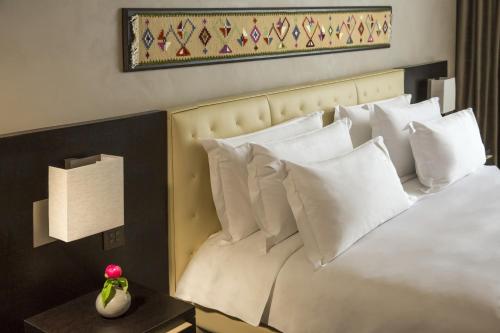 Habitación Deluxe con sofá y cama extragrande del hotel Berds Chisinau Mgallery Collection. Foto 4