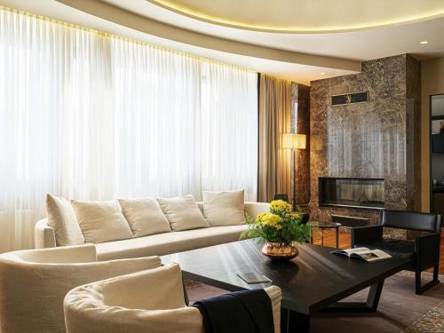 Suite Prestige con cama extragrande del hotel Berds Chisinau Mgallery Collection. Foto 1