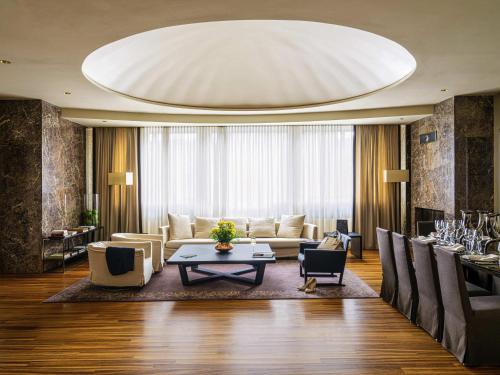 Suite Prestige con cama extragrande del hotel Berds Chisinau Mgallery Collection. Foto 2