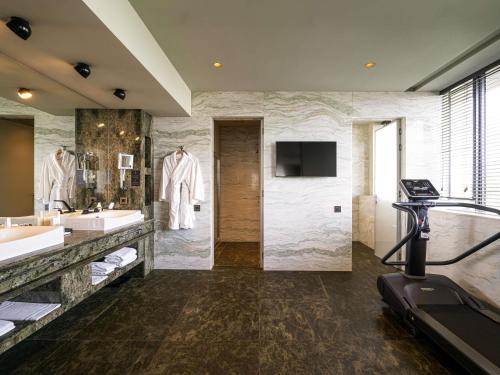 Suite Prestige con cama extragrande del hotel Berds Chisinau Mgallery Collection. Foto 3
