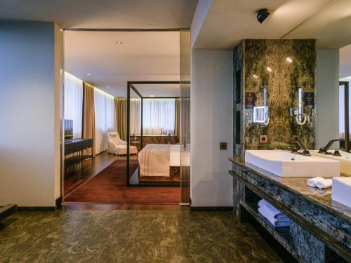 Suite Prestige con cama extragrande del hotel Berds Chisinau Mgallery Collection. Foto 4