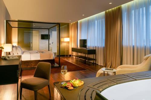 Suite Prestige con cama extragrande del hotel Berds Chisinau Mgallery Collection. Foto 5