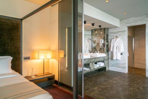 Suite Prestige con cama extragrande del hotel Berds Chisinau Mgallery Collection. Foto 6