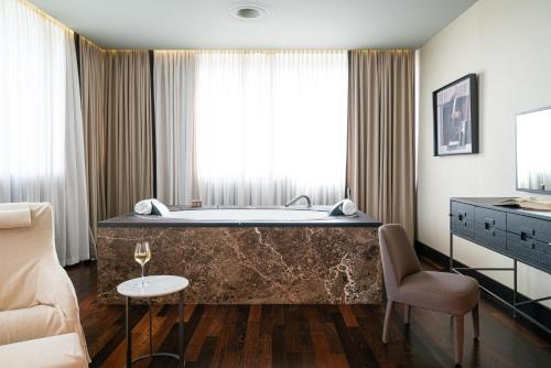 Suite Prestige con cama extragrande del hotel Berds Chisinau Mgallery Collection. Foto 7