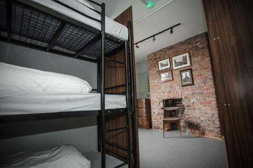 Cama en habitación compartida mixta de 9 camas con baño compartido del hotel Publove @ The Crown, Battersea - Hostel. Foto 1