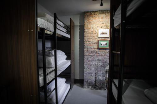 Cama en habitación compartida mixta de 9 camas con baño compartido del hotel Publove @ The Crown, Battersea - Hostel. Foto 4