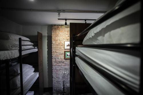 Cama en habitación compartida mixta de 9 camas con baño compartido del hotel Publove @ The Crown, Battersea - Hostel. Foto 5