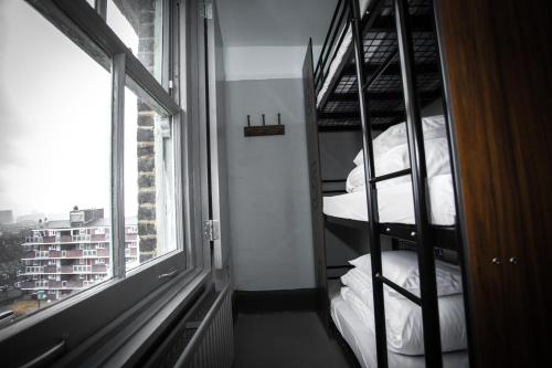 Cama en Dormitorio Compartido mixto de 3 camas con baño compartido del hotel Publove @ The Crown, Battersea - Hostel. Foto 1