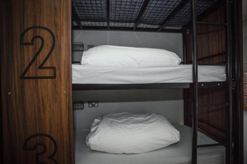 Cama en Dormitorio Compartido mixto de 3 camas con baño compartido del hotel Publove @ The Crown, Battersea - Hostel. Foto 3