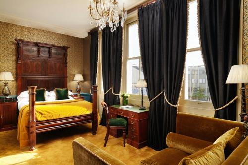 Habitación Triple Deluxe del hotel The Gore London – Starhotels Collezione