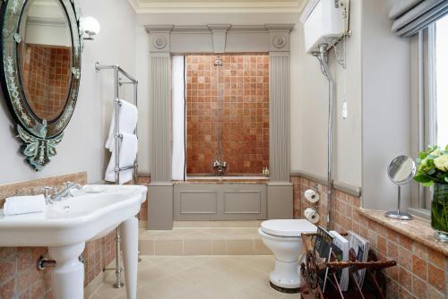 Habitación Doble Deluxe del hotel The Gore London – Starhotels Collezione. Foto 5