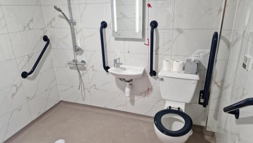 King and Two Single Beds Room with Walk - In Shower and Kitchenette - Disability Access/Non - Smoking del hotel Best Western Northfields Ealing. Foto 2