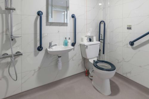 Habitación Superior con cama extragrande - Adaptada para personas de movilidad reducida del hotel Best Western Northfields Ealing. Foto 1