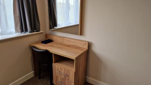 Habitación Superior con cama extragrande - Adaptada para personas de movilidad reducida del hotel Best Western Northfields Ealing. Foto 6