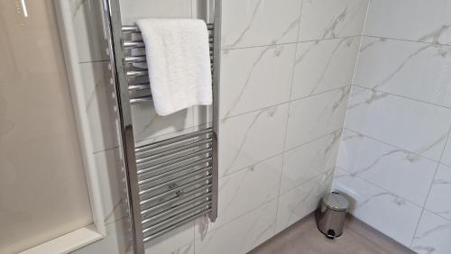 Habitación Superior con cama extragrande - Adaptada para personas de movilidad reducida del hotel Best Western Northfields Ealing. Foto 7