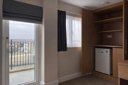 Habitación Superior con zona de cocina - 1 cama extragrande del hotel Best Western Northfields Ealing. Foto 9