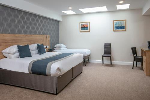 Superior Family Room with One King and Two Single Beds and Kitchenette - Non - Smoking del hotel Best Western Northfields Ealing. Foto 1