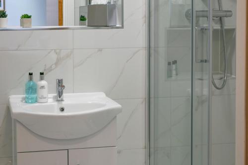 Superior Family Room with One King and Two Single Beds and Kitchenette - Non - Smoking del hotel Best Western Northfields Ealing. Foto 2