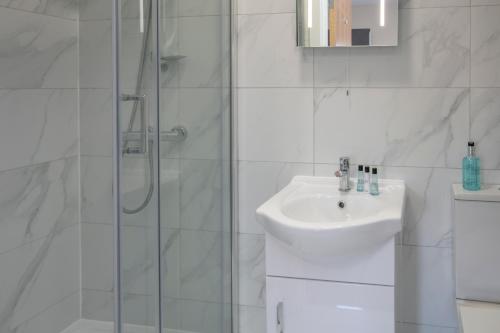 Superior Family Room with One King and Two Single Beds and Kitchenette - Non - Smoking del hotel Best Western Northfields Ealing. Foto 4