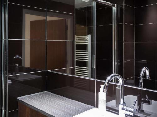 Estudio con 2 camas individuales del hotel Adagio London Brentford. Foto 3