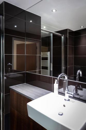 Estudio con 2 camas individuales del hotel Adagio London Brentford. Foto 7