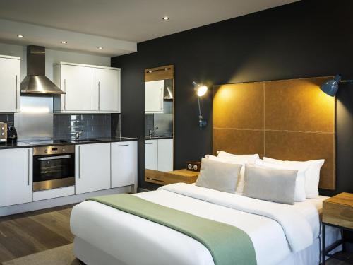 Estudio con 2 camas individuales del hotel Adagio London Brentford. Foto 7