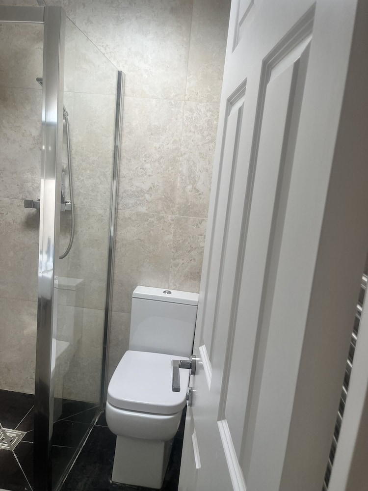Habitación cuádruple, baño privado del hotel Kew Studios and Rooms