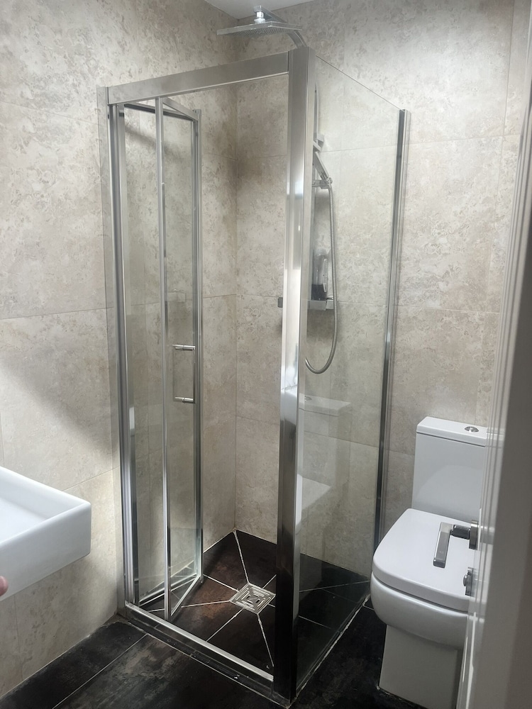 Habitación cuádruple, baño privado del hotel Kew Studios and Rooms. Foto 1