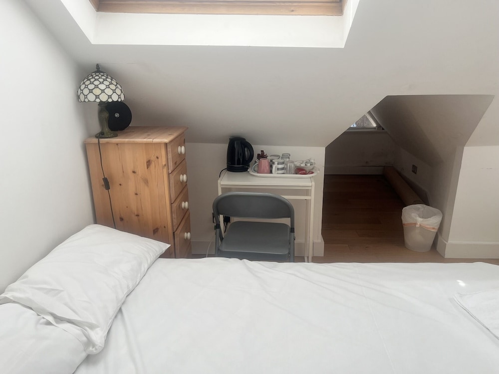 Habitación triple estándar, baño privado del hotel Kew Studios and Rooms