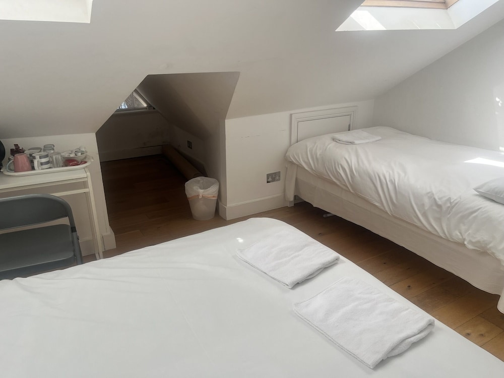 Habitación triple estándar, baño privado del hotel Kew Studios and Rooms. Foto 1