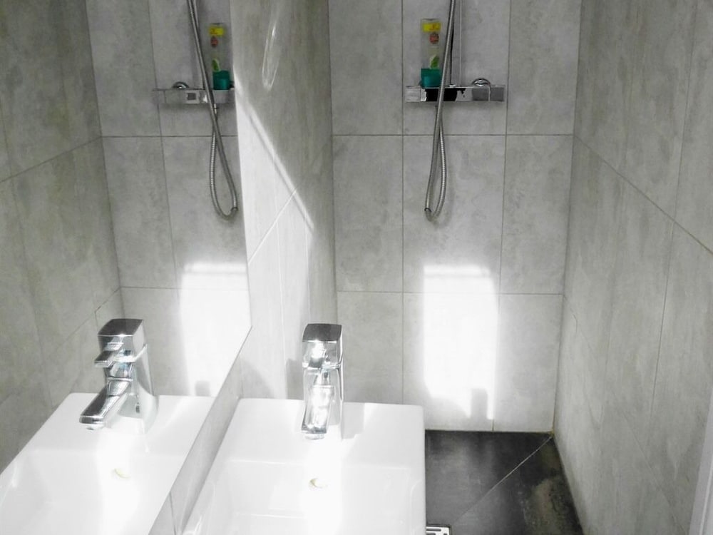 Habitación triple estándar, baño privado del hotel Kew Studios and Rooms. Foto 2