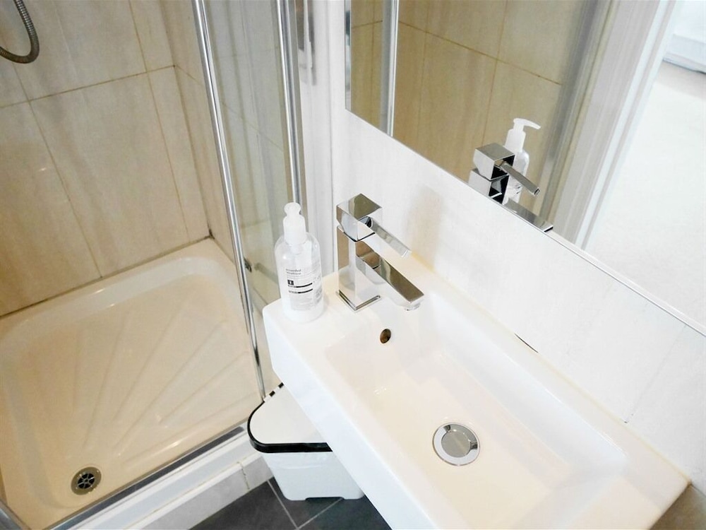 Habitación estándar doble, baño privado del hotel Kew Studios and Rooms. Foto 2