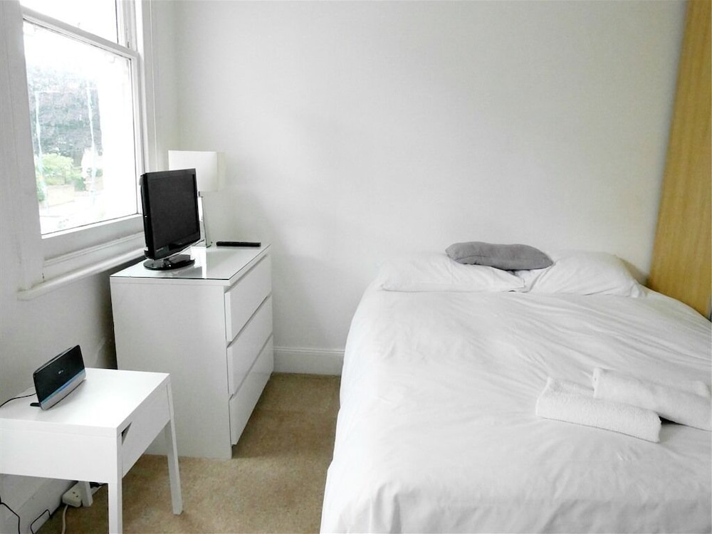 Habitación doble, baño privado, vistas al jardín (Room 3) del hotel Kew Studios and Rooms. Foto 2