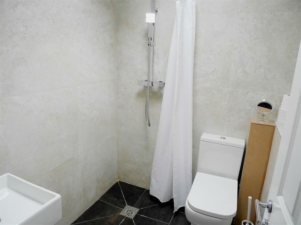 Habitación individual básica, baño privado del hotel Kew Studios and Rooms. Foto 2